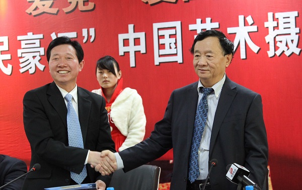 07  2011年3月，中国艺术摄影学会主席杨元惺代表学会与学校签署合作协议.JPG